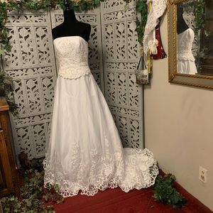 ALFRED ANGELO CLASSIC WHITE BEADED WEDDING DRESS GOWN WITH TRAIN & CRINOLINE